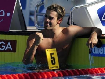 Muñoz celebra la victoria en la final de los 50 mariposa