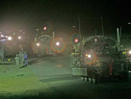 Algunos soldados despiden a sus compañeros que ocupan el último convoy de las tropas estadounidense, en la zona Khabari, antes de cruzar la frontera con Kuwait