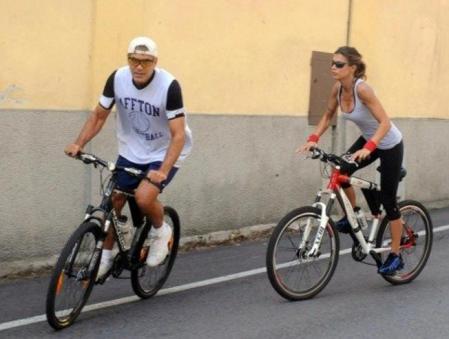George Clooney y Elisabetta Canalis durante un paseo en biki en Laglio, Italia