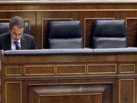 El presidente del Gobierno, José Luis Rodríguez Zapatero, en el banco azul antes del inicio del pleno del Congreso en el que se aprobó definitivamente la reforma laboral
