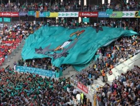 Els castellers de Vilafranca reben el suport del seu públic a la Tarraco Arena Plaça (TAP) de Tarragona.