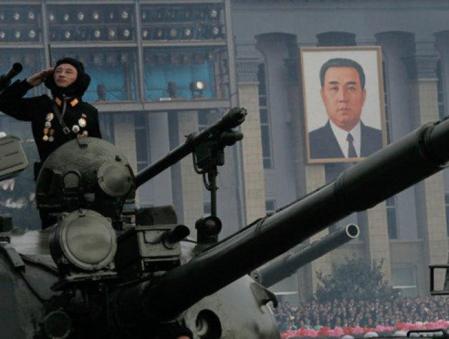 Misiles norcoreanos en camiones participan en un desfile militar masivo para conmemorar el 65º aniversario del gobernante Partido de los Trabajadores, en Pyongyang