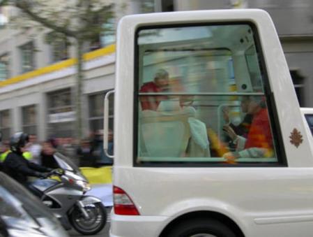 El papa Benedicto XVI pasa fugazmente por las calles de Barcelona