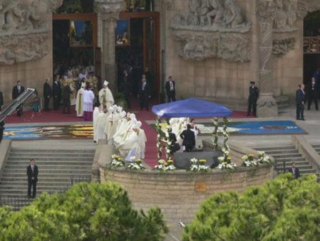 Los obispos entran en la basílica de la Sagrada Familia