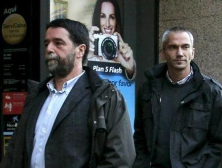 Los dirigentes abertzales Joseba Álvarez (en primer término) y Joseba Permach llegan a la Audiencia Nacional para ser juzgados