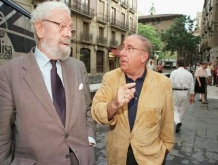 El director de cine Jose Luis Berlanga (I) y el actor Alfredo Landa, pasean por las calles de Zaragoza en 1999