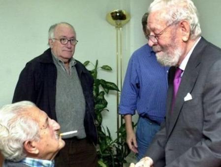 Luis García Berlanga (dcha) saluda a Juan Antonio Bardem (izda), en presencia de Vicente Aranda (c), antes del comienzo de una mesa redonda sobre Luis Buñuel celebrada en la Universidad Complutense en el año 2000