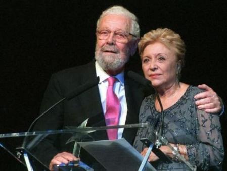El director de cine Luis García Berlanga (I) y la actriz Amparo Soler Leal (D)en un homenaje a sus carreras durante la clausura de la Mostra de Cine del Mediterraneo, en 1999