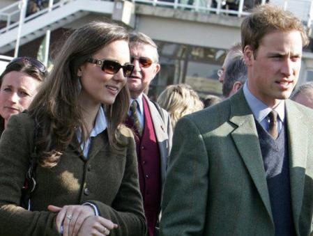 El príncipe Guillerno es segundo en la línea de sucesión, por detrás de su padre. En esta imagen con su novia Kate Middleton en el paddock en el primer día del Cheltenham Race Festival en Gloucestershire en 2007