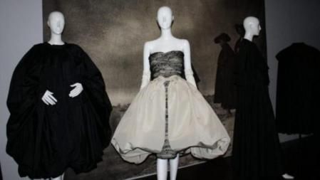 Creaciones del legendario diseñador español Cristóbal Balenciaga de la muestra 