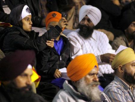 Una joven india inmigrante durante el miting que ArturMas ha realizado esta mañana en el Barcelona teatre Musical donde ha abordado el tema de la inmigración