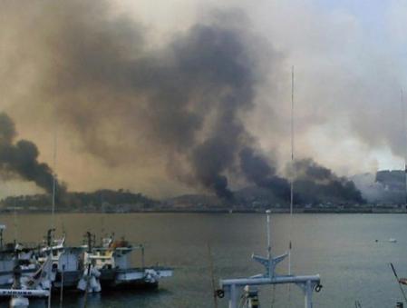Imagen de las columnas de humo en el lugar donde ha tenido lugar el ataque norcoreano con obuses contra una isla de Corea del Sur