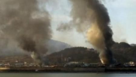Columnas de humo en la isla surcoreana de Yeonpyeong tras el ataque de Corea del Norte