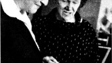 Yelena, la esposa de Andrei Sajarov, recoge el Nobel de la Paz en nombre de su marido (1975)