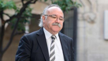 El vicepresident en funciones y líder republicano, Josep Luis Carod-Rovira, cruza el Pati dels Tarongers del Palau de la Generalitat