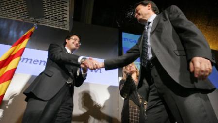 El jefe de campaña de CIU, David Madí, y el candidato Artur Mas se dan la mano el día de la presentación de la campaña electoral de la formación para los comicios del 28-N