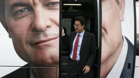 David Madí, durante la campaña electoral, sale del autobús de CiU para un mitin