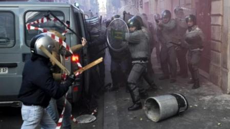 Ciudadanos se enfrentan a la policía frente al parlamento italiano, en Roma, durante una protesta contra el Gobierno de Silvio Berlusconi, hoy, martes, 14 de diciembre de 2010. Las concentraciones más importantes hasta el momento se han registrado en ciudades como Roma, Milán, Turín, Palermo, Catania, Cagliari o Bari. En Roma, el centro de la ciudad ha sido blindado para evitar el paso de los manifestantes, cien mil de ellos estudiantes, según los datos de los organizadores, que protestan por la reforma universitaria propuesta por el Ejecutivo