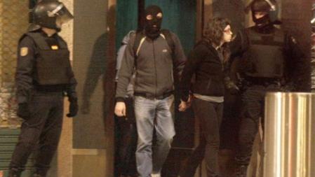 La Policía Nacional ha detenido a ocho personas, relacionadas con la organización juvenil ilegalizada Segi. En la imagen, Saioa Zubiaur detenida en el barrio bilbaíno de Uribarri tras la detención y posterior registro de su domicilio.