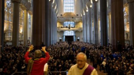 Lleno en la Sagrada Familia en la primera misa, tras ser proclamada basílica por el Papa