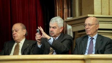 El ex presidente de la Generalitat Pasqual Maragall, acompañado de sus homólogos de la Generalitat, Jordi Pujol y del Parlament, Joan Rigol, toma fotos durante el acto de investidura