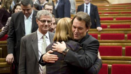 Artur Mas abraza a la Presidenta del Parlament, Nueria de Gispert tras ser nombrado President de la Generalitat