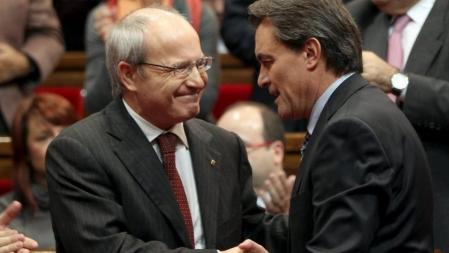 El líder de Convergencia i Unió CiU, ArturMas, recibe la felicitación del hasta hoy presidente en funciones José Montilla, tras haber sido investido como nuevo presidente de la Generalitat