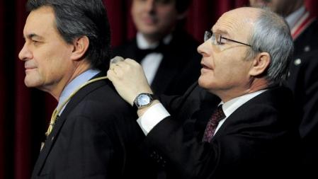 El presidente saliente Jose Montilla colocaba la medalla de presidente a Artur Mas en la ceremonia de toma de posesión de 2010