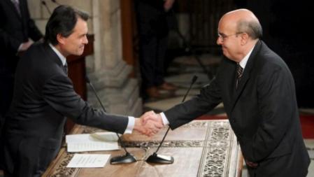 El presidente de la Generalitat, Artur Mas, saluda al conseller de Sanidad, Boi Ruiz, durante el acto de la toma de posesión celebrado esta mañana en el Palau de la Generalitat
