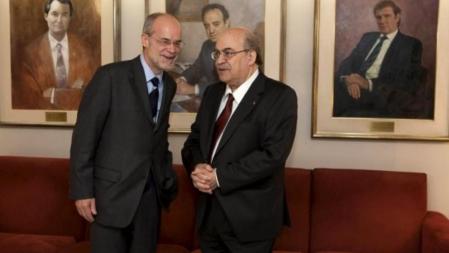 El ex conseller de Economía, Antoni Castells, conversa con el nuevo en su cargo, Andreu Mas-Colell, durante el acto de traspaso de poderes