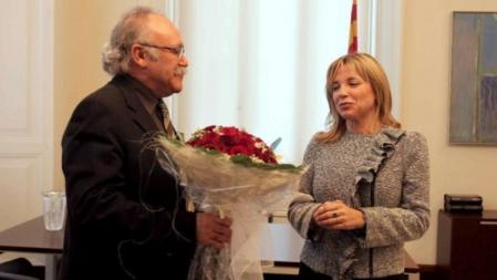 El ex vicepresidente de la Generalitat Josep Lluís Carod Rovira, entrega un ramo de flores a la nueva consellera del Gobierno y Relaciones Institucionales Joana Ortega