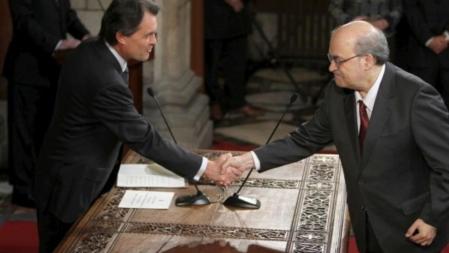 Artur Mas saluda al nuevo conseller de Economía, Finanzas y Universidad, Andreu Mas-Colell, durante el acto de la toma de posesión celebrado en el Palau de la Generalitat