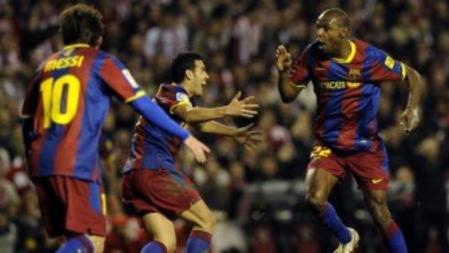 Eric Abidal celebra su primer gol como jugador del Barça