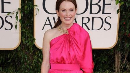 Julianne Moore, espléndida en un Lanvin de color rosa fucsia, en el photocall de los Globos de Oro