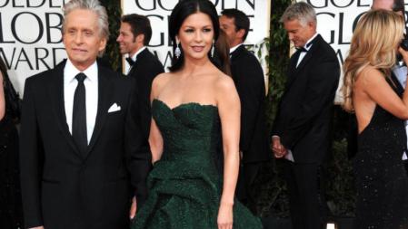 Michael Douglas, recuperado de su cáncer de garganta, llega junto a su esposa Catherine Zeta Jones a la gala