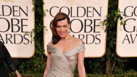 La modelo y actriz Milla Jovovich posa en el photocall de los Globos de Oro
