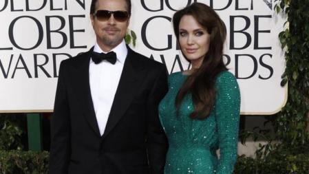 El matrimono de actores, Brad Pitt y Angelina Jolie, posan a su llegada a la ceremonia de entrega de los Globos de Oro