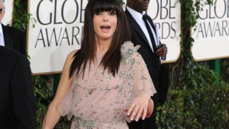 Sandra Bullock posa sonriente en la entreda de los Golden Globe