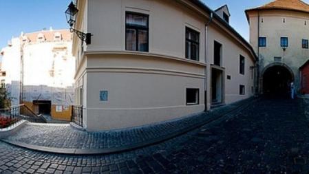 La Puerta de Piedra es el único paso de la muralla medieval de Zagreb que se conserva