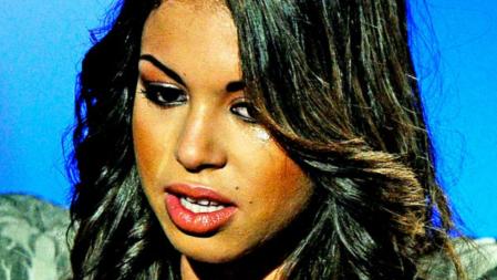 La joven marroquí Karima El Mahroug, conocida como Ruby R., llora durante la grabación del programa de televisión del Canal 5 