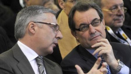 El ministro de Fomento, José Blanco, conversa con el presidente de la Generalitat, Artur Mas, durante la inauguración oficial de la conexión del AVE entre España y Francia