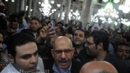 Imagen de Mohamed El Baradei empujado antes de ser detenido por la policía egipcia en El Cairo