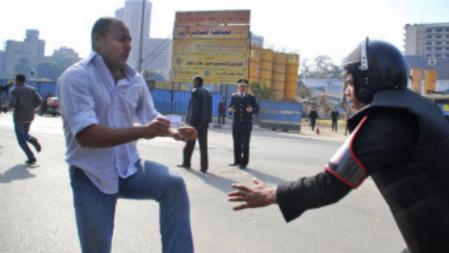 La policía egipcia carga contra los manifestantes hoy en El Cairo