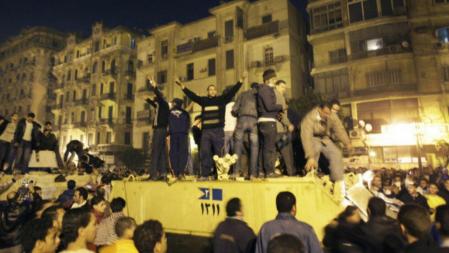 Los manifestantes egipcios se hacen con el control de un tanque del ejército