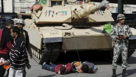 Soldados egipcios atan a un tanque a tres supuestos saqueadores en una calle en El Cairo