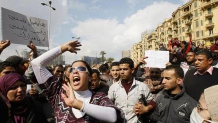 Las mujeres también han bajado a la calle en El Cairo en protesta por el régimen de Mubarak