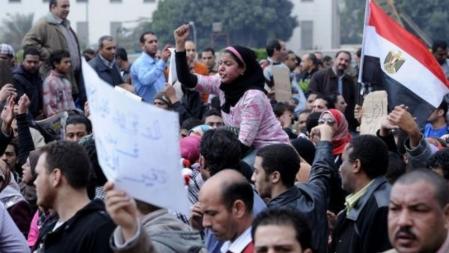 Los ciudadanos han salido a la calle portando banderas egipcias y gritando consignas pidiendo la retirada de Mubarak.