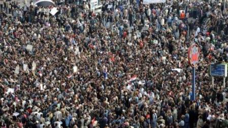Manifestantes congregados en la plaza Tahrir, en El Cairo, ondean banderas egipcias y piden la dimisión de Mubarak