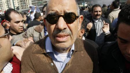 El líder de la oposición egipcia El Baradei a su llegada a la plaza Tahrir