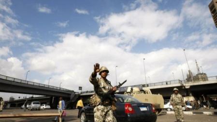 Los soldados controlan el tráfico en El Cairo hoy domingo y patrullan sin enfrentarse a la población